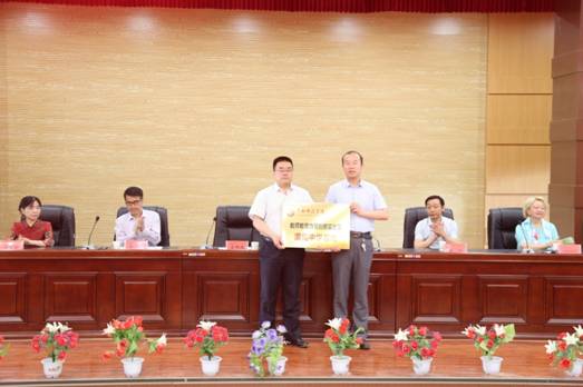 图片包含 餐桌, 人员, 室内, 地板描述已自动生成